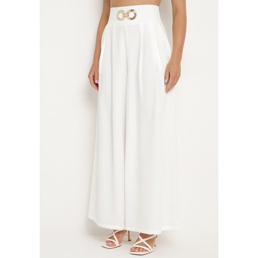 Białe Eleganckie Szerokie Spodnie Ozdobione Metalową Klamrą Risshna ze sklepu Born2be Odzież w kategorii Spodnie damskie - zdjęcie 173285907
