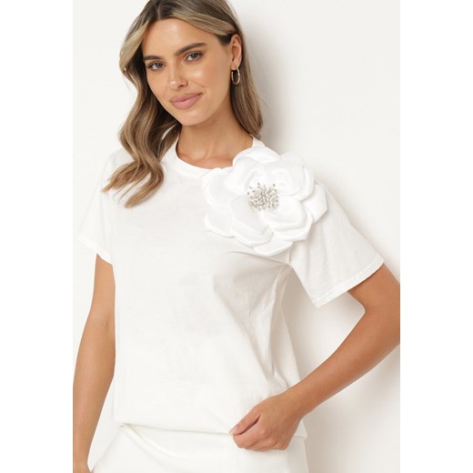 Biały Bawełniany T-shirt z Krótkim Rękawem i Aplikacją w Kształcie Kwiatu z Cyrkoniami Dimantee ze sklepu Born2be Odzież w kategorii Bluzki damskie - zdjęcie 173296189