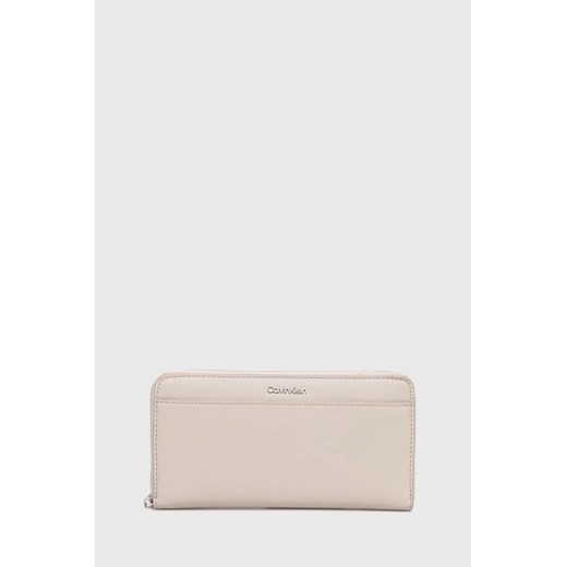 Calvin Klein portfel damski kolor beżowy K60K610949 ze sklepu ANSWEAR.com w kategorii Portfele damskie - zdjęcie 173301896