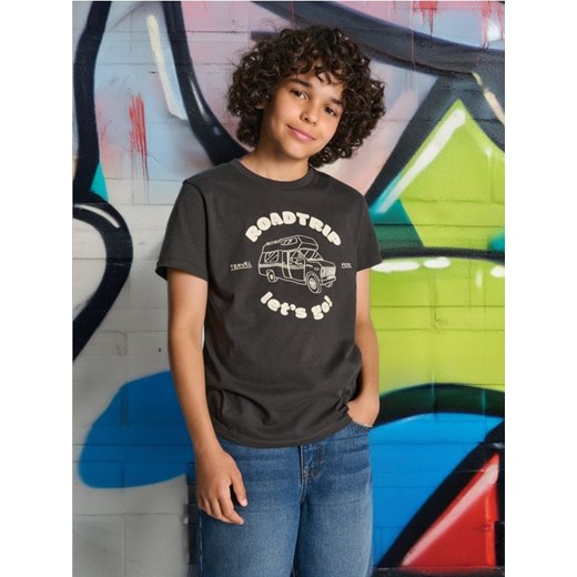 Sinsay - Koszulka z nadrukiem - szary ze sklepu Sinsay w kategorii T-shirty chłopięce - zdjęcie 173304445