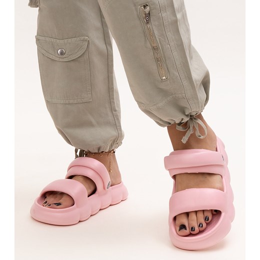 Lekkie sandały piankowe w jednolitym kolorze Azewda ze sklepu gemre w kategorii Klapki damskie - zdjęcie 173307239
