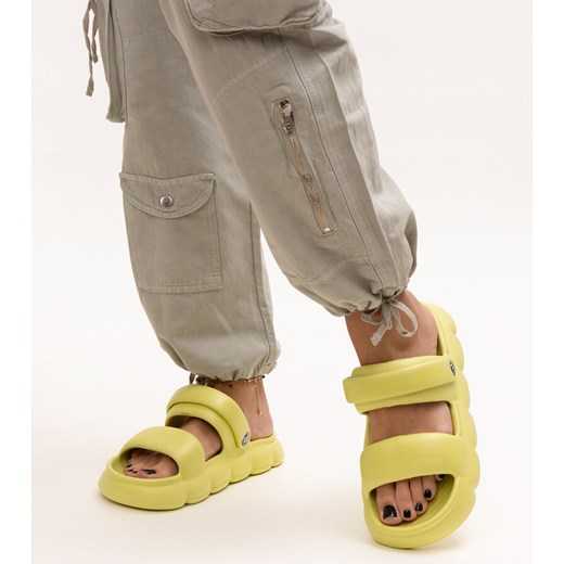 Lekkie sandały piankowe w jednolitym kolorze Azewda ze sklepu gemre w kategorii Klapki damskie - zdjęcie 173307248