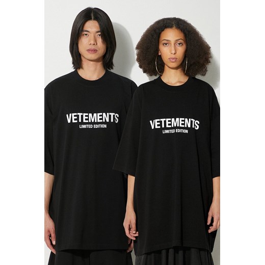 VETEMENTS t-shirt bawełniany Limited Edition Logo T-Shirt kolor czarny z nadrukiem UE64TR800B ze sklepu PRM w kategorii T-shirty męskie - zdjęcie 173339105