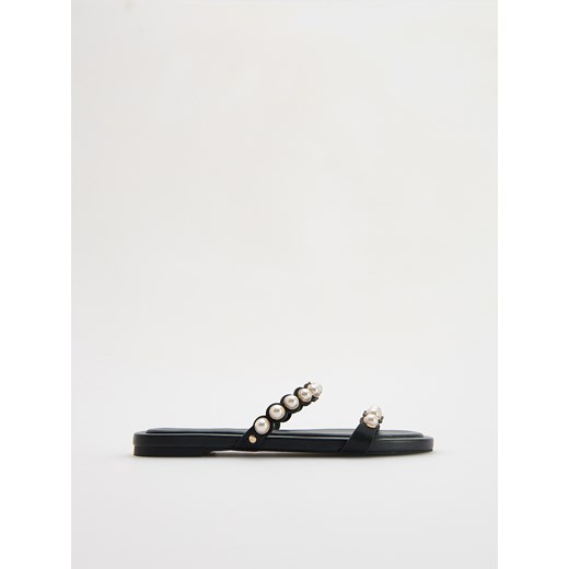 Reserved - Klapki z imitacją pereł - czarny ze sklepu Reserved w kategorii Klapki damskie - zdjęcie 173352117