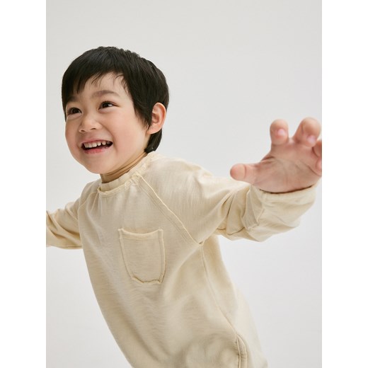 Reserved - Koszulka longsleeve z kieszenią - złamana biel ze sklepu Reserved w kategorii T-shirty chłopięce - zdjęcie 173363167