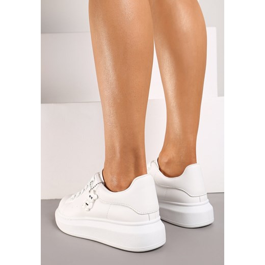 Białe Klasyczne Sneakersy z Ozdobną Zawieszką Tenevia ze sklepu born2be.pl w kategorii Buty sportowe damskie - zdjęcie 173365509