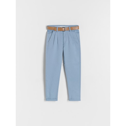 Reserved - Strukturalne spodnie chino z paskiem - niebieski ze sklepu Reserved w kategorii Spodnie chłopięce - zdjęcie 173369559
