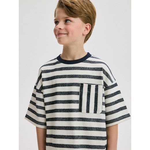 Reserved - T-shirt oversize w paski - biały ze sklepu Reserved w kategorii T-shirty chłopięce - zdjęcie 173393498