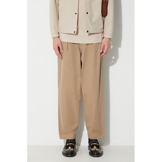 Universal Works spodnie bawełniane Pleated Track Pant kolor beżowy proste 29523 ze sklepu PRM w kategorii Spodnie męskie - zdjęcie 173408306