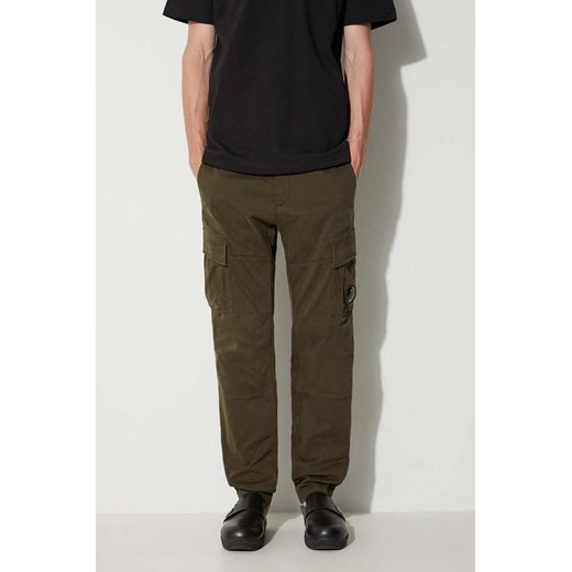 C.P. Company spodnie STRETCH SATEEN CARGO PANTS męskie kolor zielony w fasonie cargo 15CMPA186A005529G ze sklepu PRM w kategorii Spodnie męskie - zdjęcie 173408348