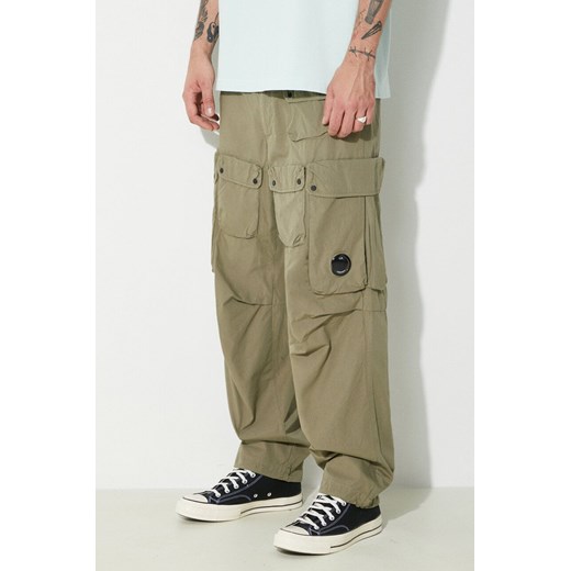 C.P. Company spodnie bawełniane Rip-Stop Loose Cargo kolor zielony proste 16CMPA174A006272G ze sklepu PRM w kategorii Spodnie męskie - zdjęcie 173409229