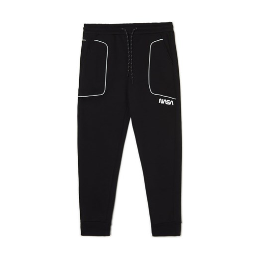 Cropp - Czarne dresowe joggery NASA - czarny Cropp S Cropp wyprzedaż