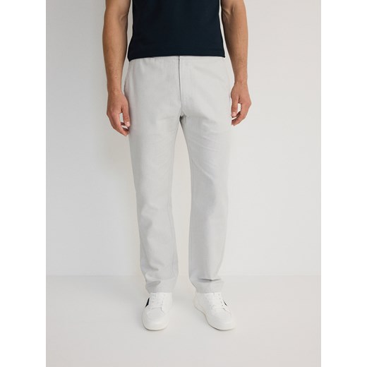Reserved - Spodnie chino regular z dodatkiem lnu - jasnoszary ze sklepu Reserved w kategorii Spodnie męskie - zdjęcie 173412107