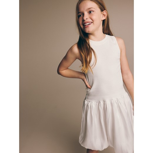 Reserved - Sukienka z ozdobnym dołem - biały ze sklepu Reserved w kategorii Sukienki dziewczęce - zdjęcie 173412515
