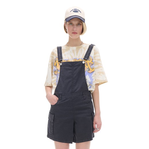 Cropp - Czarne jeansowe ogrodniczki - czarny ze sklepu Cropp w kategorii Szorty - zdjęcie 173436235