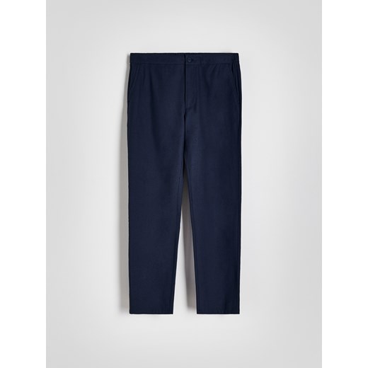 Reserved - Spodnie chino regular z dodatkiem lnu - niebieski ze sklepu Reserved w kategorii Spodnie męskie - zdjęcie 173436615
