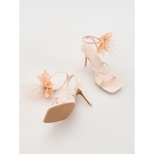 Reserved - Sandały na szpilce z ozdobą - kremowy Reserved 36 Reserved