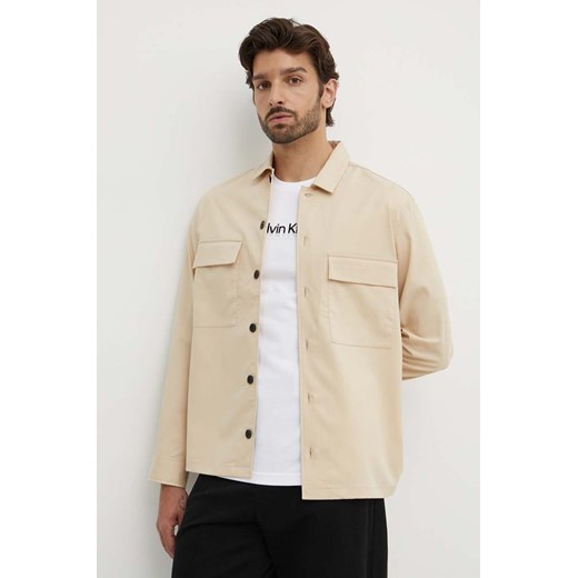 Calvin Klein koszula męska kolor beżowy regular z kołnierzykiem klasycznym K10K112988 ze sklepu ANSWEAR.com w kategorii Koszule męskie - zdjęcie 173473016