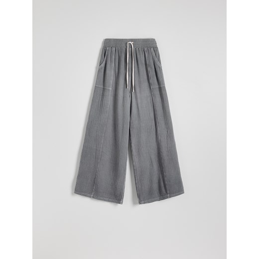 Reserved - Spodnie ze strukturalnej tkaniny - jasnoszary ze sklepu Reserved w kategorii Spodnie damskie - zdjęcie 173510529