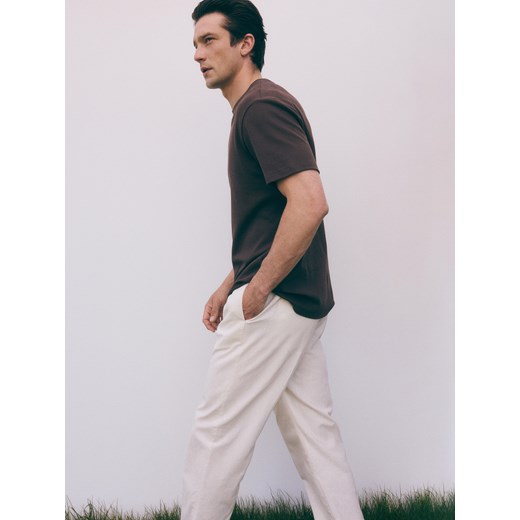 Reserved - Spodnie joggery z lnem - beżowy ze sklepu Reserved w kategorii Spodnie męskie - zdjęcie 173526586