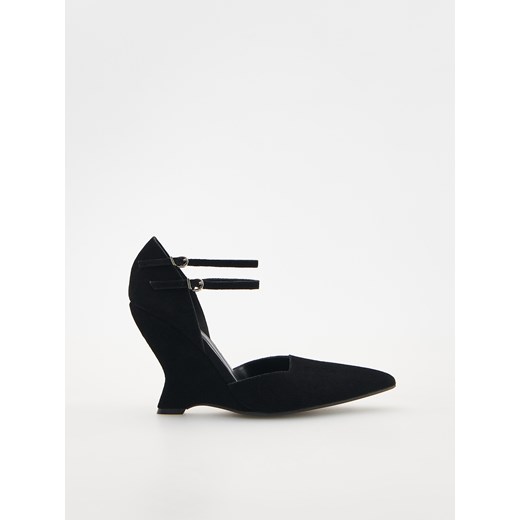 Reserved - Zamszowe buty na koturnie - czarny ze sklepu Reserved w kategorii Czółenka - zdjęcie 173526588