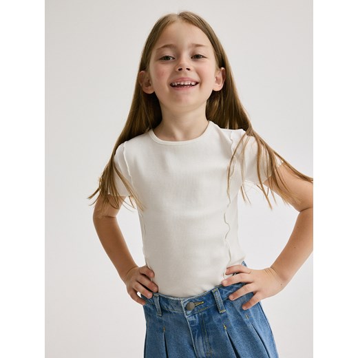 Reserved - Prążkowany t-shirt - złamana biel Reserved 122 (6-7 lat) Reserved