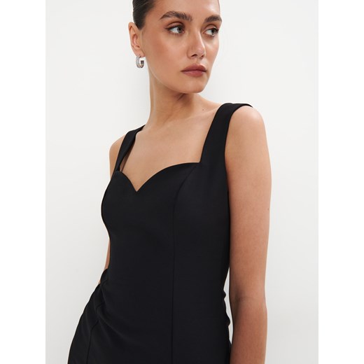 Sukienka Mohito elegancka na ramiączkach z dekoltem w serek 