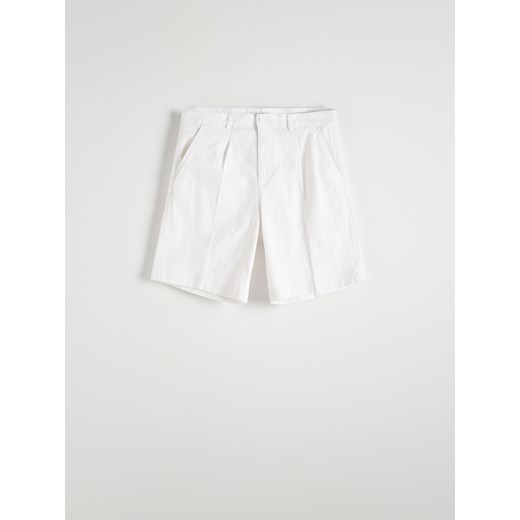 Reserved - Szorty chino z kantem - biały Reserved XL Reserved