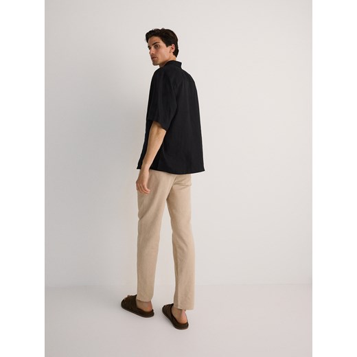 Reserved - Spodnie chino regular z dodatkiem lnu - beżowy ze sklepu Reserved w kategorii Spodnie męskie - zdjęcie 173597737