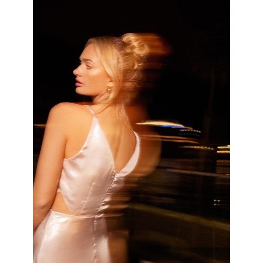 Sukienka Mohito elegancka złota mini satynowa na ramiączkach 