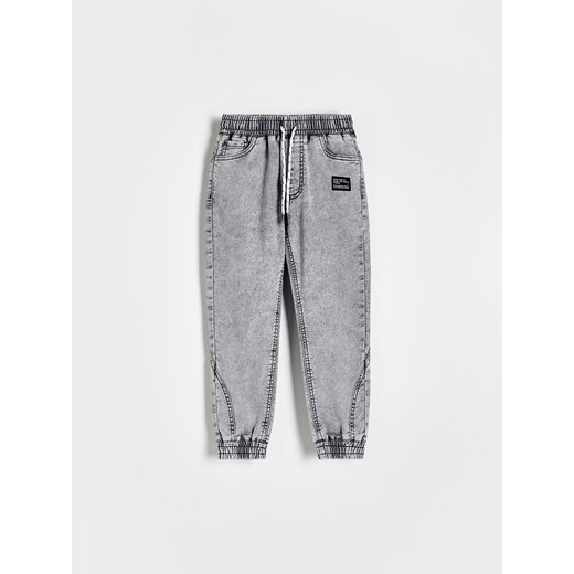 Reserved - Elastyczne jeansy jogger - jasnoszary ze sklepu Reserved w kategorii Spodnie chłopięce - zdjęcie 173668246