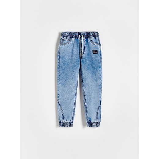 Reserved - Elastyczne jeansy jogger - niebieski ze sklepu Reserved w kategorii Spodnie chłopięce - zdjęcie 173676555