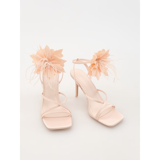 Reserved - Sandały na szpilce z ozdobą - kremowy Reserved 38 Reserved