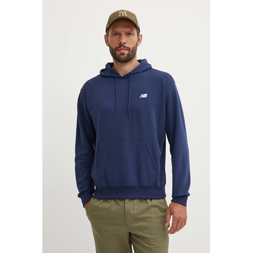 New Balance bluza Sport Essentials męska kolor granatowy z kapturem z aplikacją MT41508NNY ze sklepu ANSWEAR.com w kategorii Bluzy męskie - zdjęcie 173704568