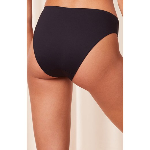 Triumph figi damskie typu tai czarne Pure Micro 10217439, Kolor czarny, Rozmiar 38, Triumph ze sklepu Primodo w kategorii Majtki damskie - zdjęcie 173705968