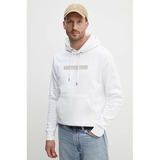 Calvin Klein bluza bawełniana męska kolor biały z kapturem z aplikacją K10K113090 ze sklepu ANSWEAR.com w kategorii Bluzy męskie - zdjęcie 173717397