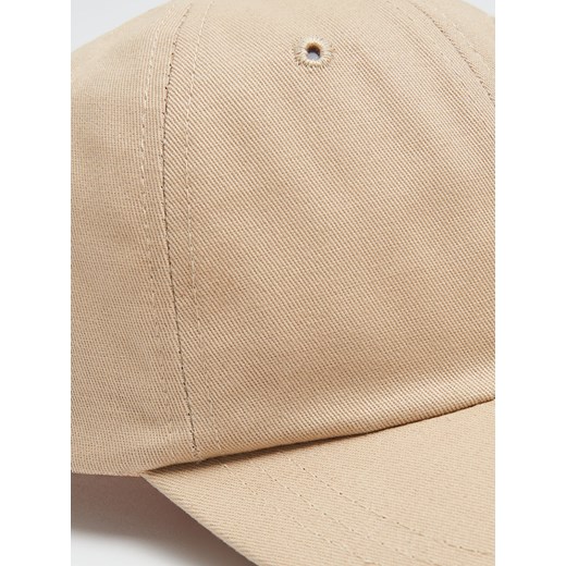 Cropp - Beżowa gładka czapka z daszkiem - beżowy Cropp Uniwersalny Cropp
