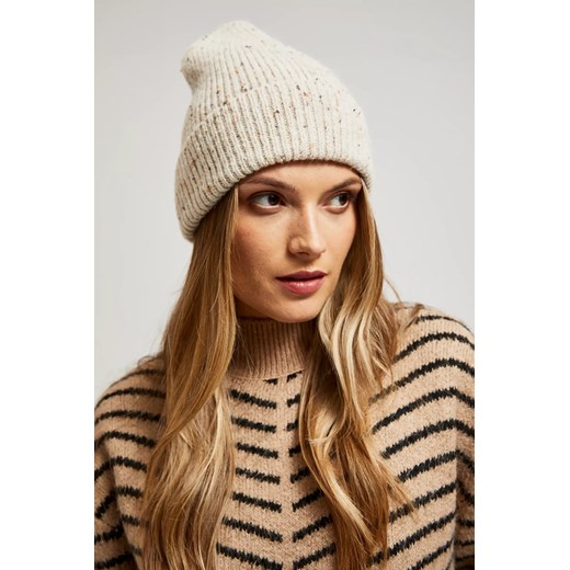 Prążkowana czapka piaskowa ze sklepu Moodo.pl w kategorii Czapki zimowe damskie - zdjęcie 173788548