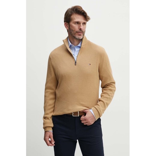 Tommy Hilfiger sweter bawełniany kolor beżowy lekki z półgolfem MW0MW35471 ze sklepu ANSWEAR.com w kategorii Swetry męskie - zdjęcie 173814947