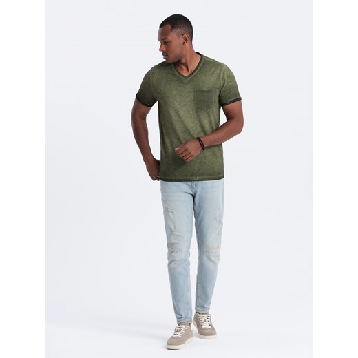 Męski t-shirt V-neck o pręgowanej strukturze z kieszonką – oliwkowy V9 S ombre