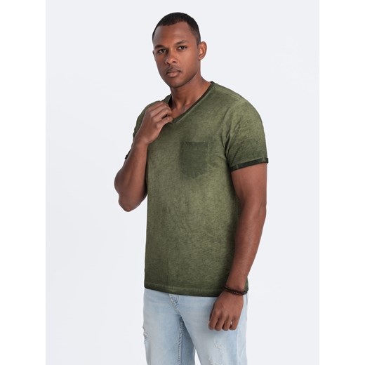 Męski t-shirt V-neck o pręgowanej strukturze z kieszonką – oliwkowy V9 XL ombre