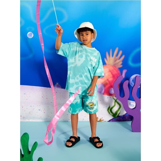 Sinsay - Szorty SpongeBob - green spruce - id: 570AO-75X - marki Sinsay - 173874236 Sinsay - Szorty SpongeBob - green spruce ze sklepu Sinsay w kategorii Spodenki chłopięce - zdjęcie 173874236