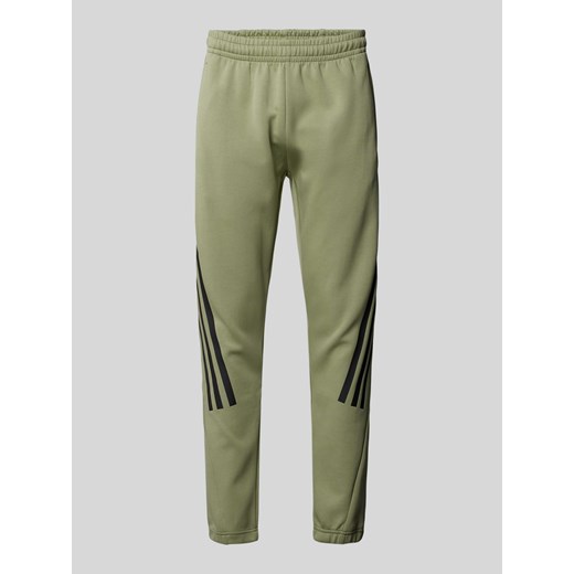 Spodnie dresowe o kroju tapered fit z charakterystycznymi dla marki paskami ze sklepu Peek&Cloppenburg  w kategorii Spodnie męskie - zdjęcie 173999308