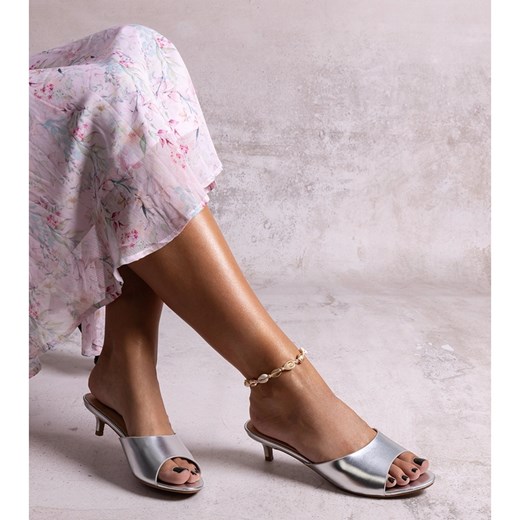 Srebrne klapki na niskim obcasie Maloua srebrny 40 ButyModne.pl