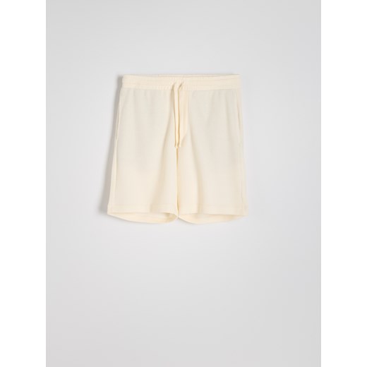 Reserved - Dresowe szorty w prążek - złamana biel ze sklepu Reserved w kategorii Spodenki męskie - zdjęcie 174003725