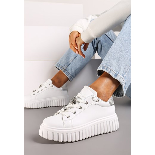 Biało-Srebrne Sneakersy na Platformie Ozdobione Metaliczną Wstawką i Aplikacjami z Cyrkonii Qulina ze sklepu renee.pl w kategorii Buty sportowe damskie - zdjęcie 174012478