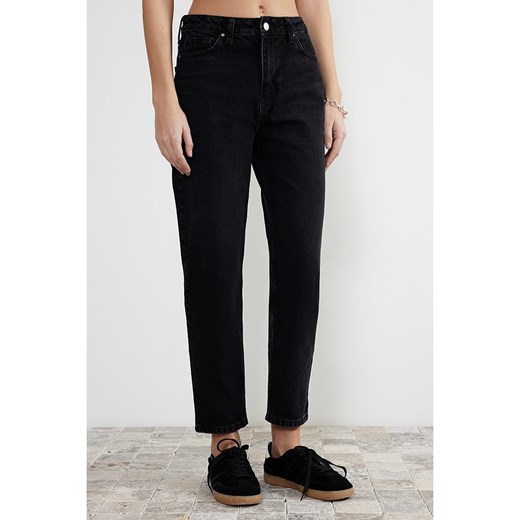 trendyol Dżinsy - Regular fit - w kolorze czarnym ze sklepu Limango Polska w kategorii Jeansy damskie - zdjęcie 174028139