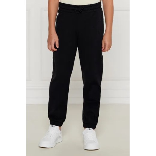 Guess Spodnie dresowe | Regular Fit ze sklepu Gomez Fashion Store w kategorii Spodnie chłopięce - zdjęcie 174098685