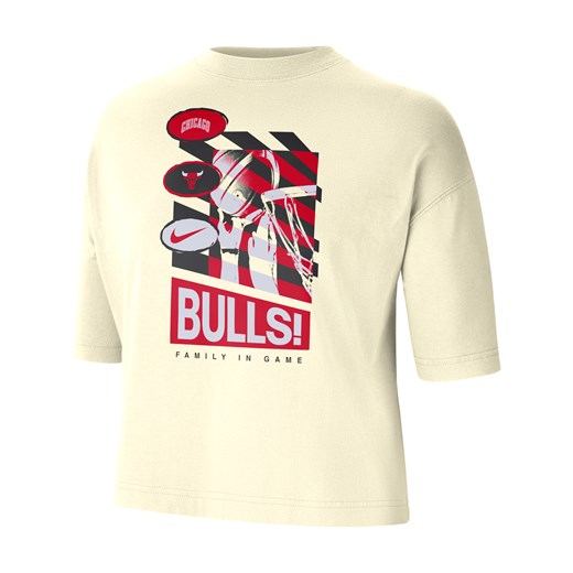 Damski T-shirt o luźnym kroju Nike NBA Chicago Bulls Courtside - Biel ze sklepu Nike poland w kategorii Bluzki damskie - zdjęcie 174131278