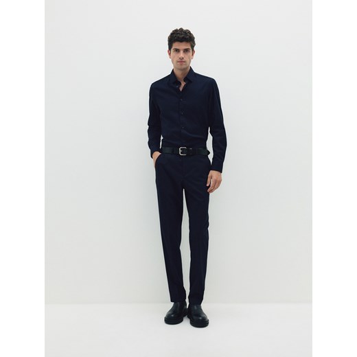 Koszula męska granatowa Reserved z długim rękawem z klasycznym kołnierzykiem 